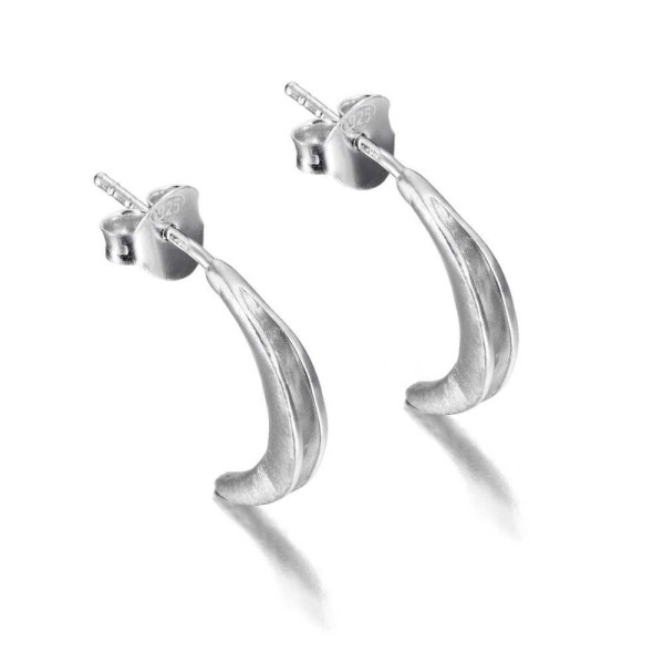 Pendientes orgánicos curvos en plata de ley 925.