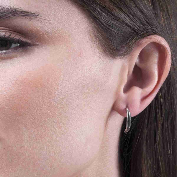 Pendientes orgánicos curvos en plata de ley 925.
