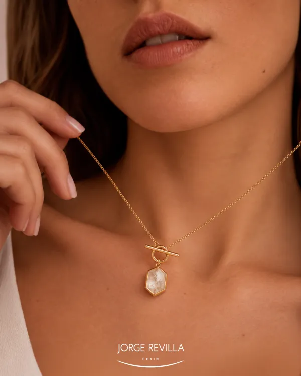 Two finishes. One iconic design. ✨

Dos acabados. Un mismo diseño. ✨

The Herkimer Collection by Jorge Revilla celebrates clean lines, distinctive details and the natural beauty of gemstones. The same pendant, two different expressions: 925 sterling silve