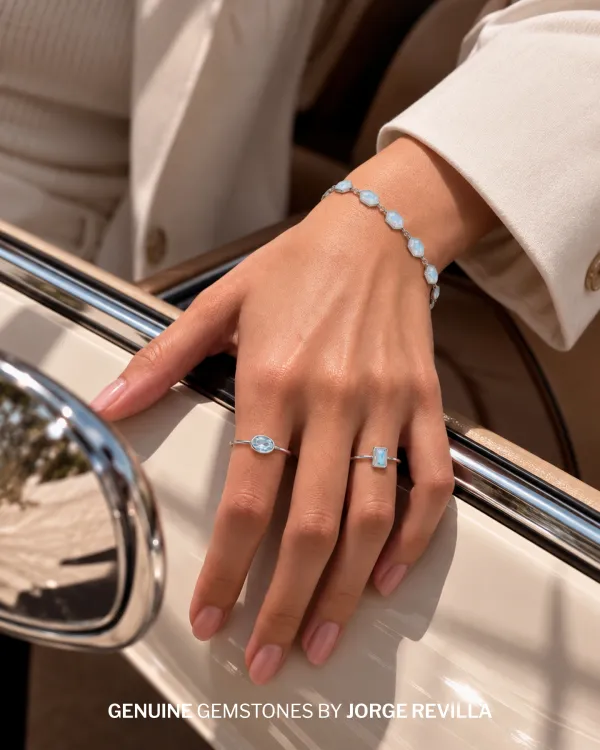 La espectrolita y el topacio azul siempre son un acierto. 💎✨

Piedras naturales en plata de ley 925 que aportan luz, color y personalidad a cualquier look.

Combina la colección Geo & Shade de Jorge Revilla y crea un estilo fresco, elegante y lleno de col