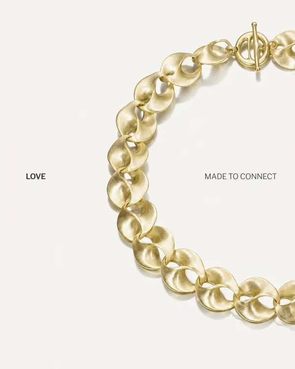 LOVE, made to shine. ✨

A truly special piece from the LOVE Collection by Jorge Revilla. Crafted in sterling silver with 18k gold vermeil, this statement necklace combines timeless elegance with a bold, sophisticated design.

A piece made to catch the lig