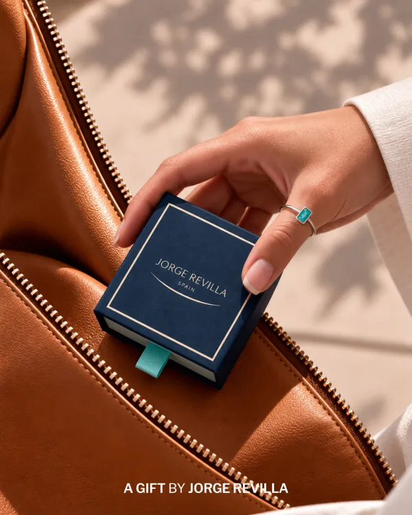 GIFT JORGE REVILLA ✨
Some gifts are opened.
Others are remembered.

REGALA JORGE REVILLA ✨
Hay regalos que se abren.
Y hay regalos que se recuerdan.

Discover our jewellery and find the perfect piece to surprise, celebrate and make every moment a little m